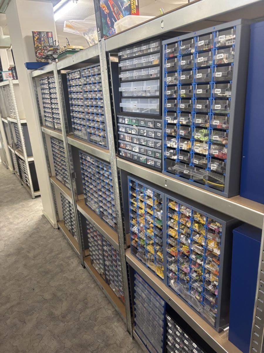 Bricklink store inventory for sale, 200 000 + parts with akro mils, lots of minifigures 