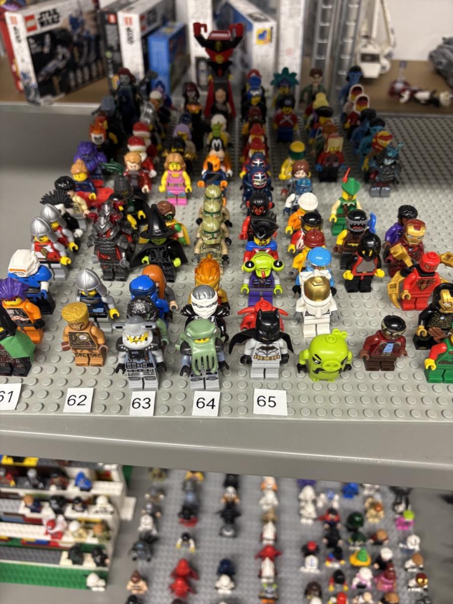 Bricklink store inventory for sale, 200 000 + parts with akro mils, lots of minifigures 