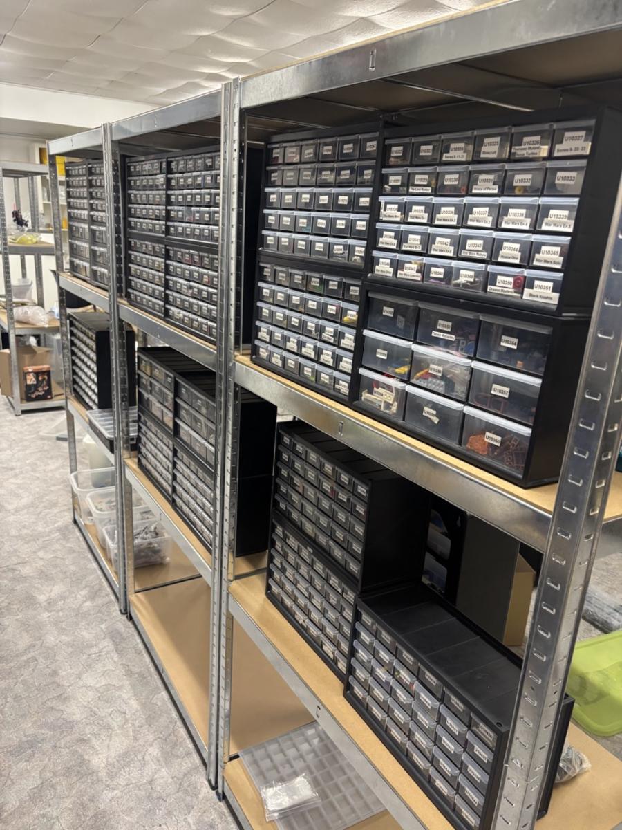 Bricklink store inventory for sale, 200 000 + parts with akro mils, lots of minifigures 