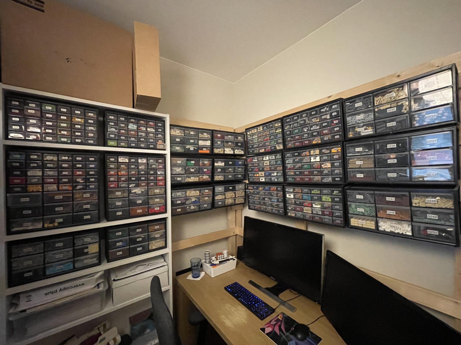 BrickLink Store with 240K+ Parts (ONLY NEW PARTS)