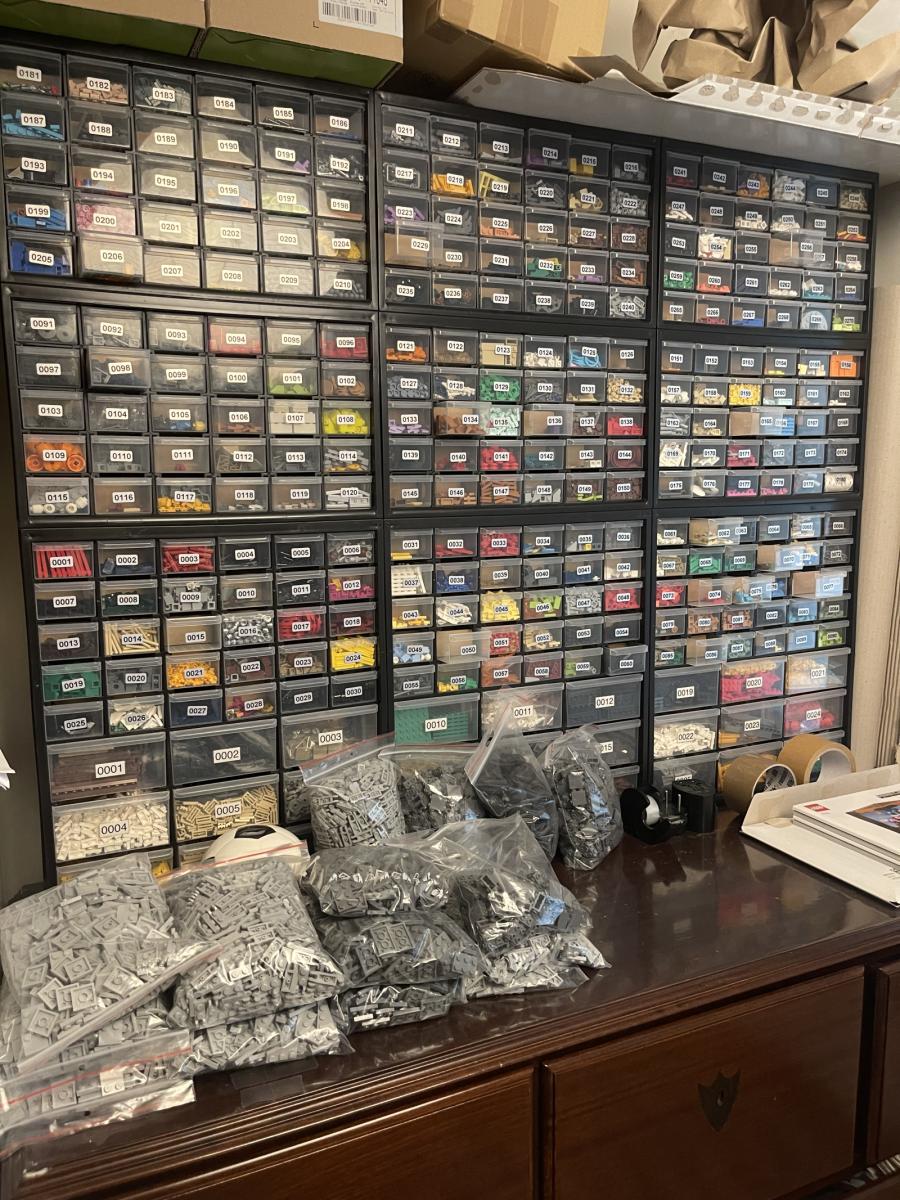 BrickLink Store with 240K+ Parts (ONLY NEW PARTS)