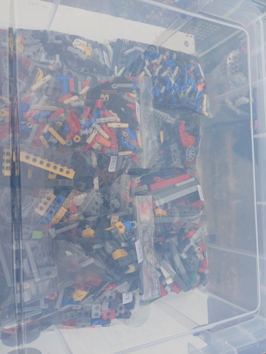 Small Bricklink Store 35k+ Parts and Storage