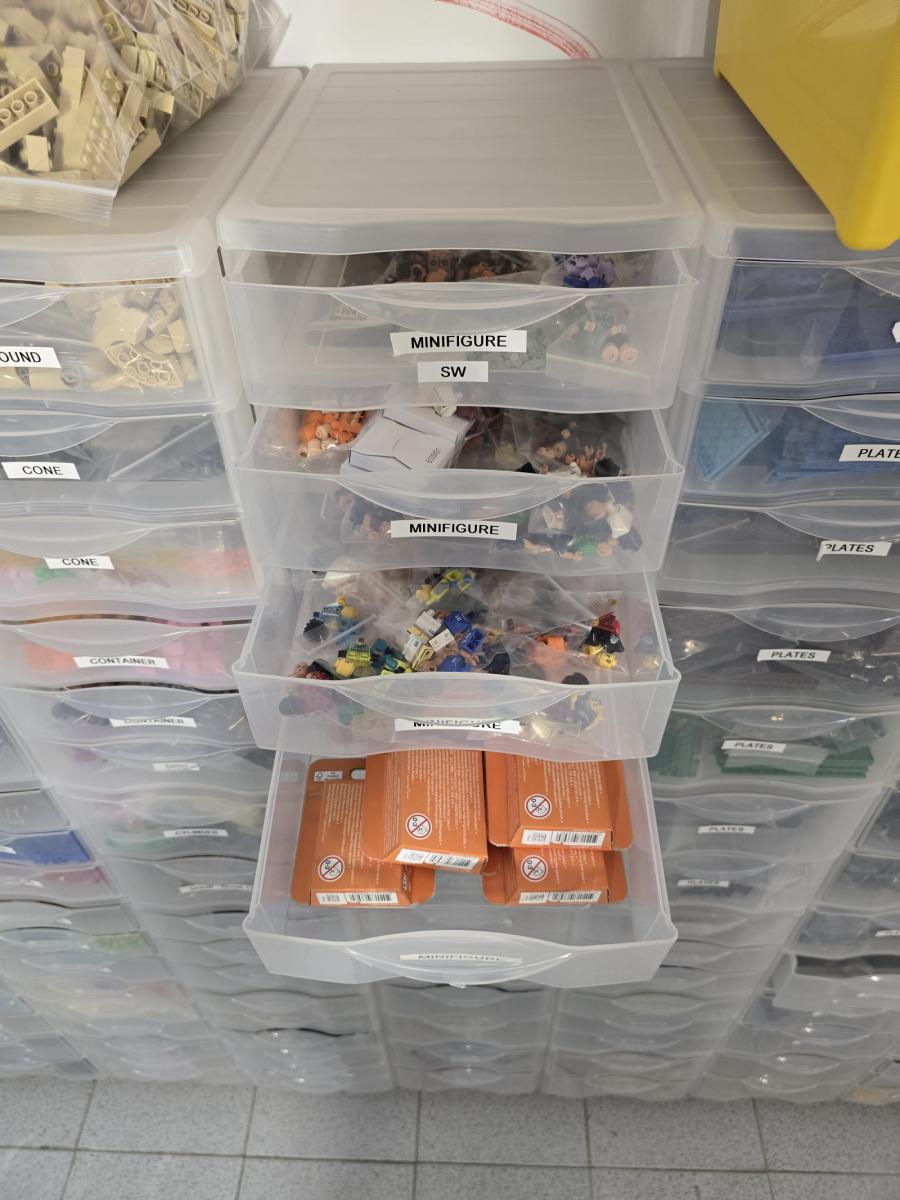 Selling my store, 232,305 parts + 90 minifigures