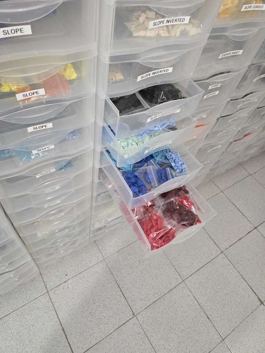 Selling my store, 232,305 parts + 90 minifigures