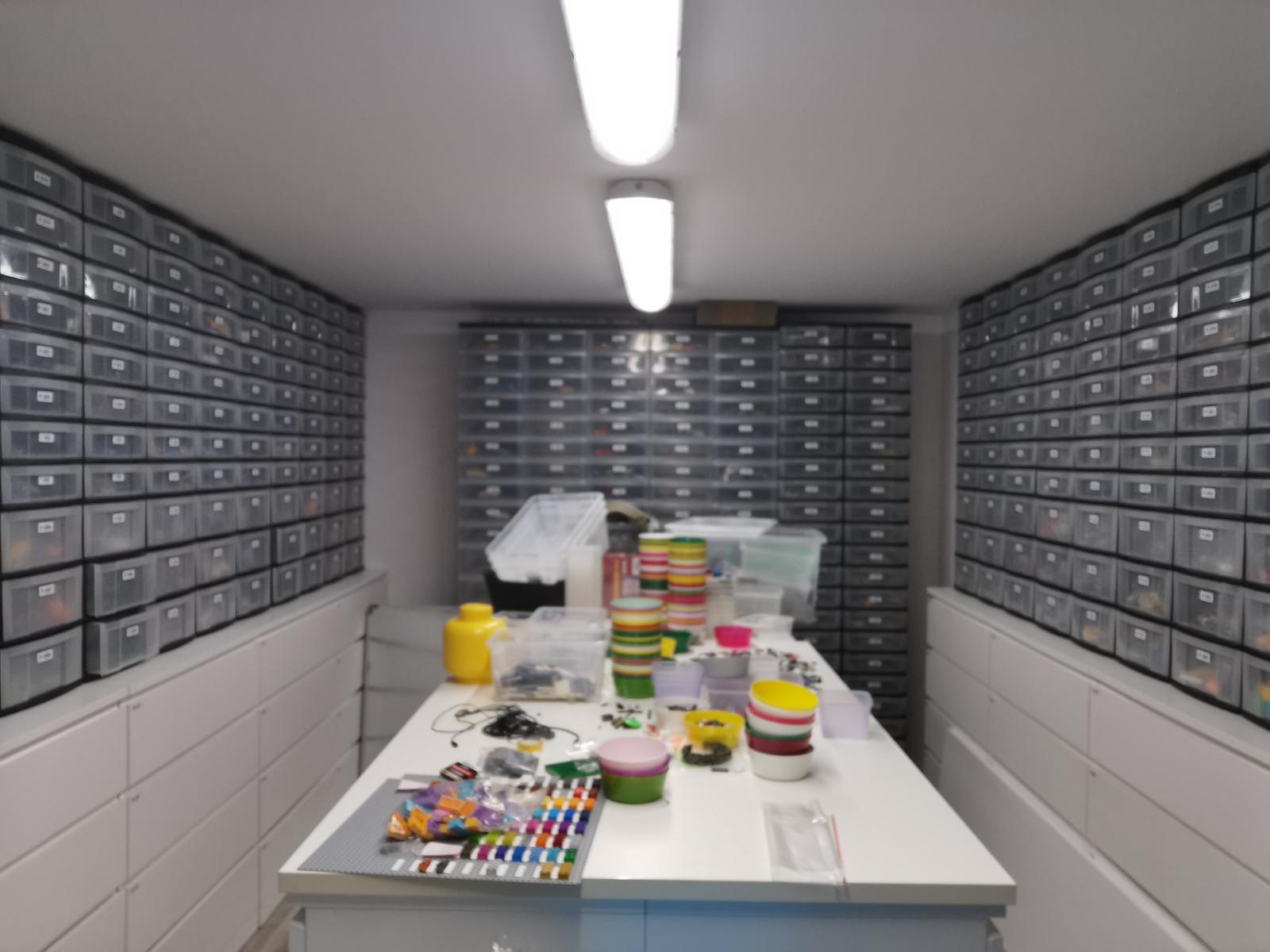 Large Bricklink store - 600.000 plus items!