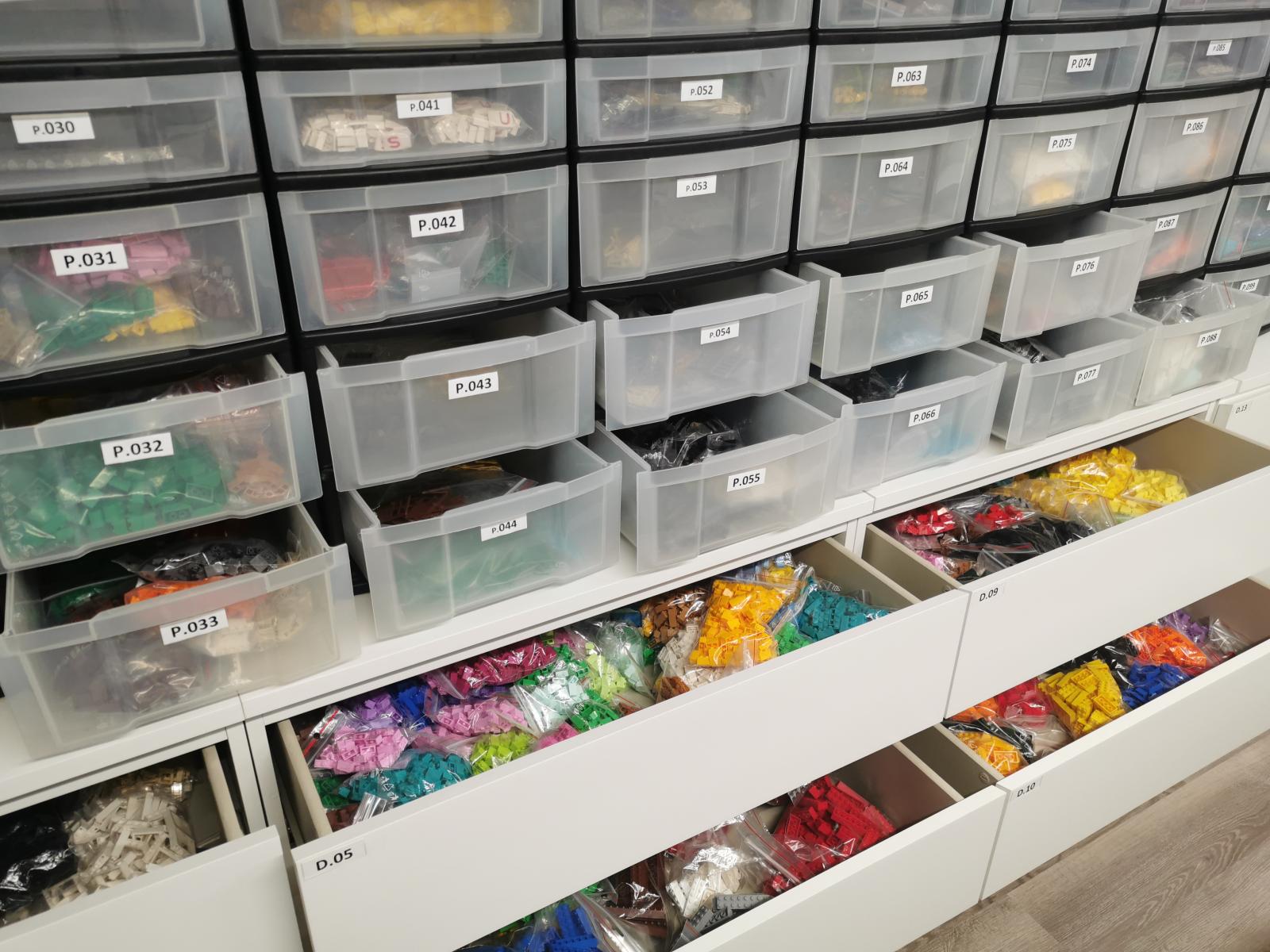 Large Bricklink store - 600.000 plus items!