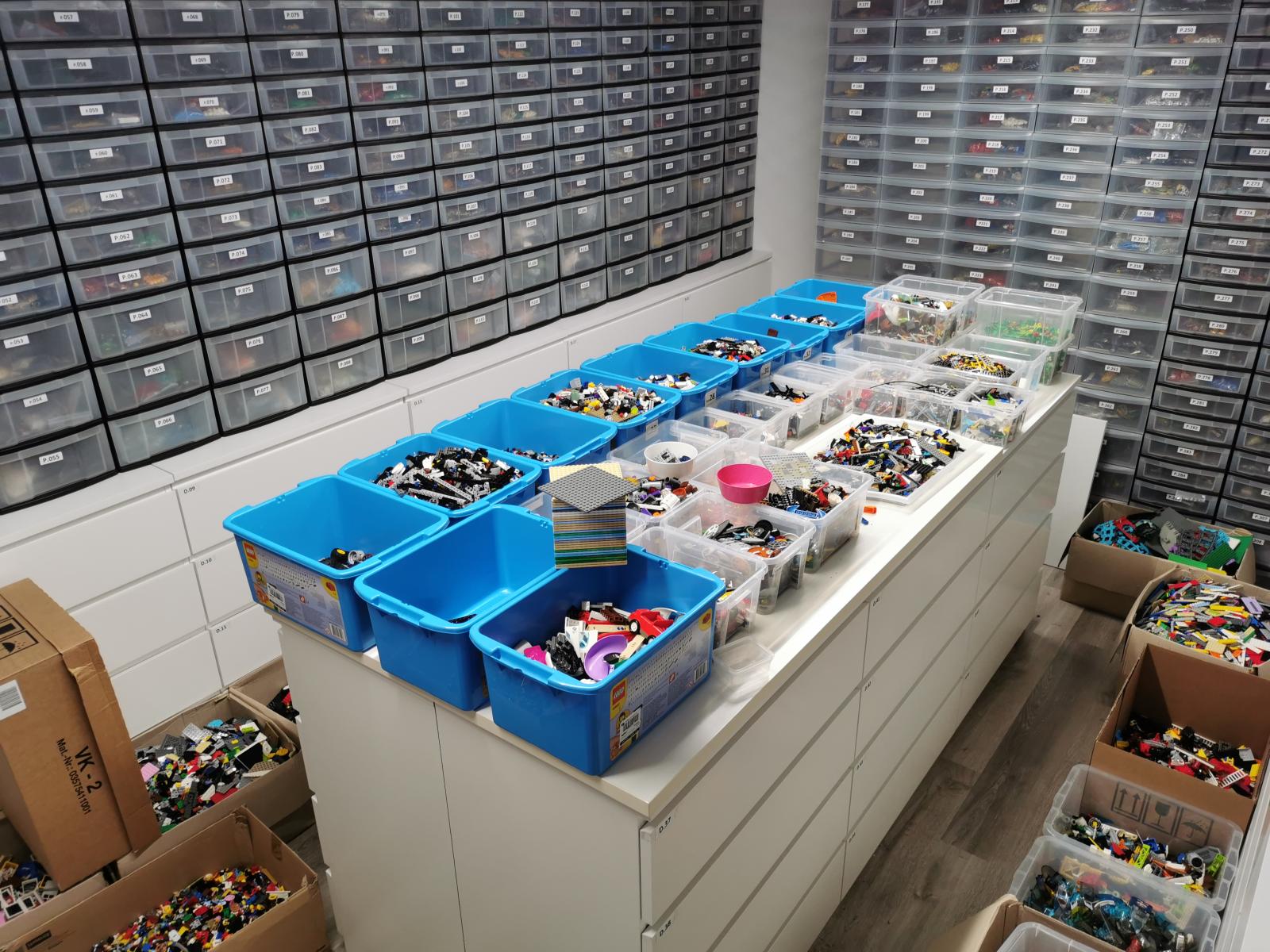 Large Bricklink store - 600.000 plus items!