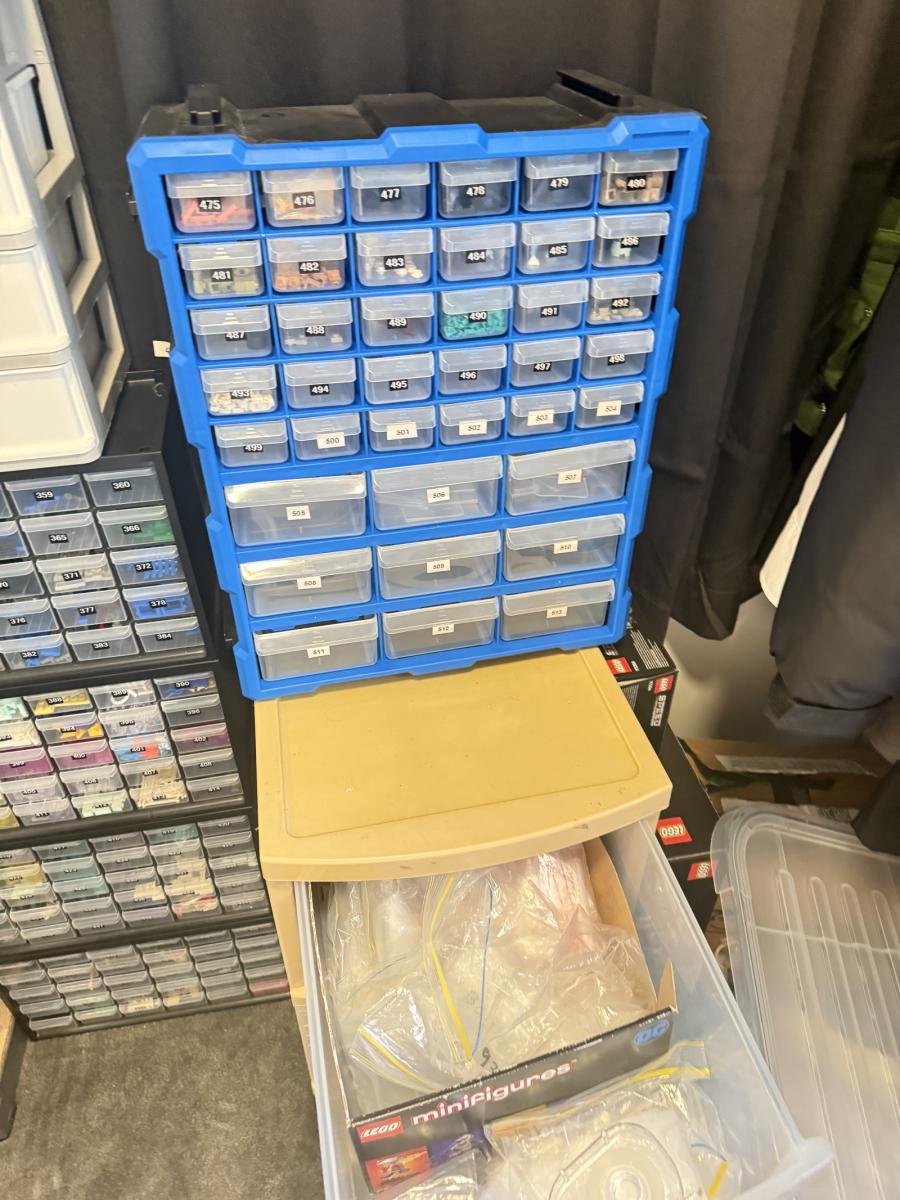 Lego Store >39,000 parts 98% brand new 