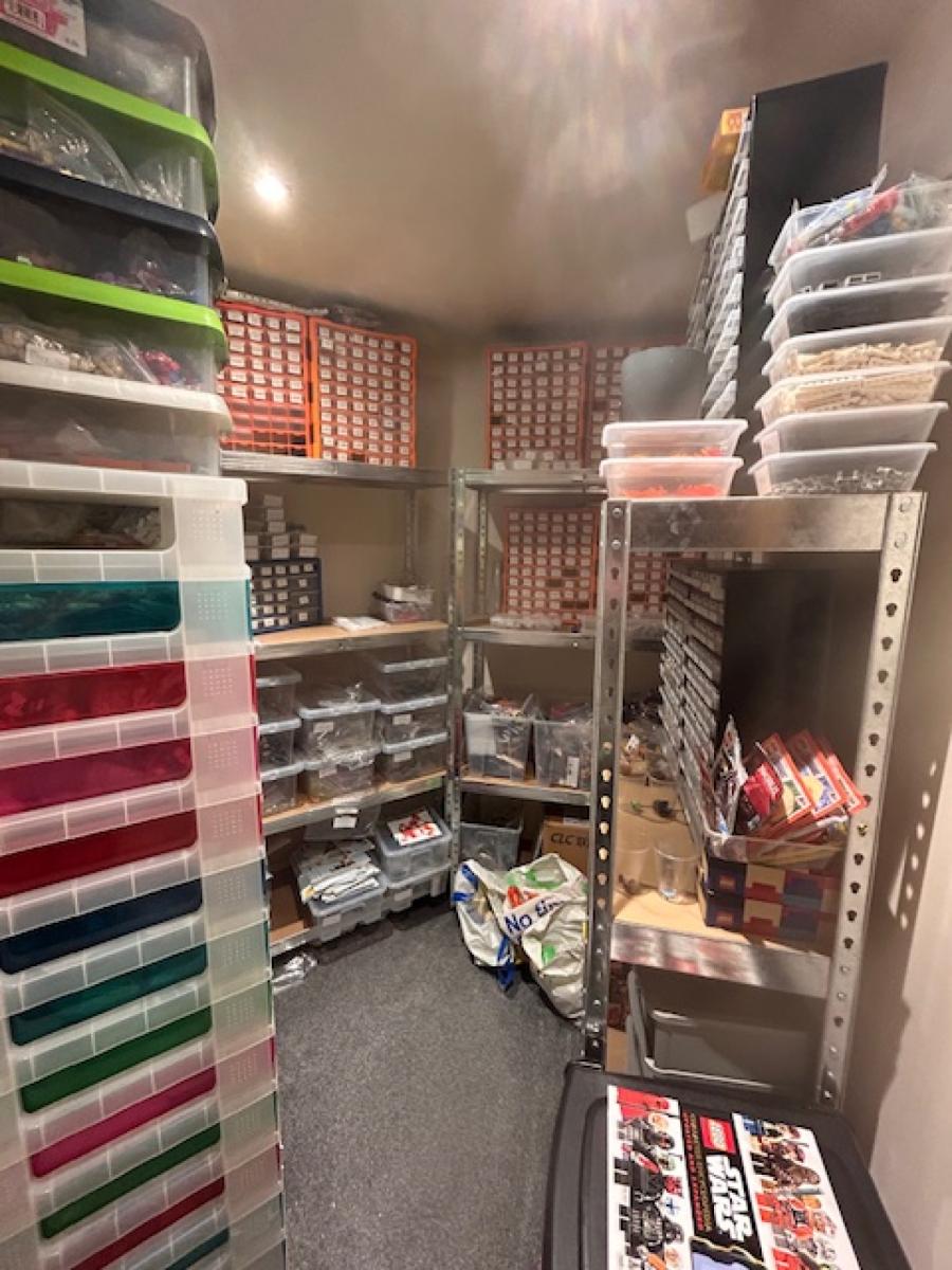 Large Bricklink store (136,000 parts)