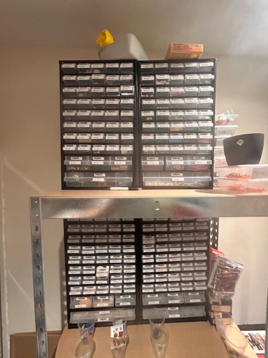 Large Bricklink store (136,000 parts)
