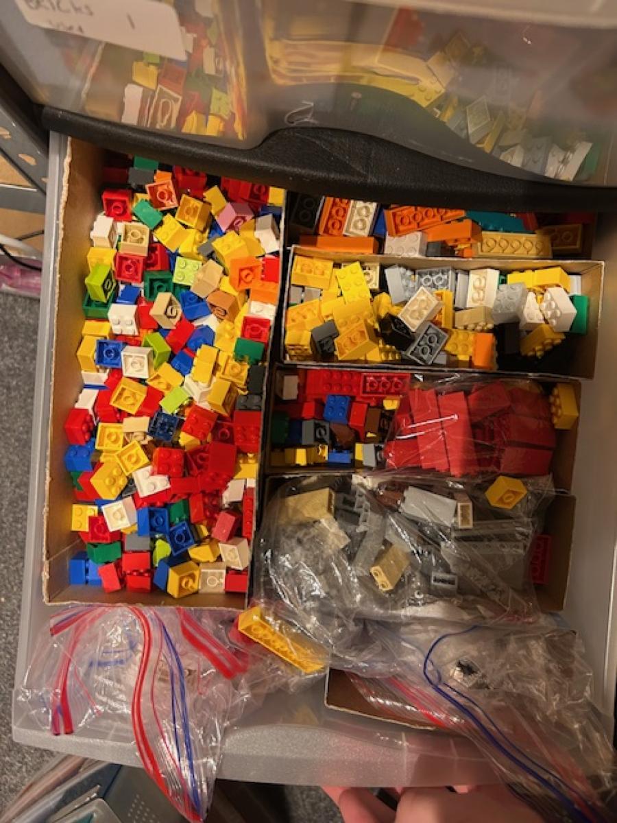 Large Bricklink store (136,000 parts)